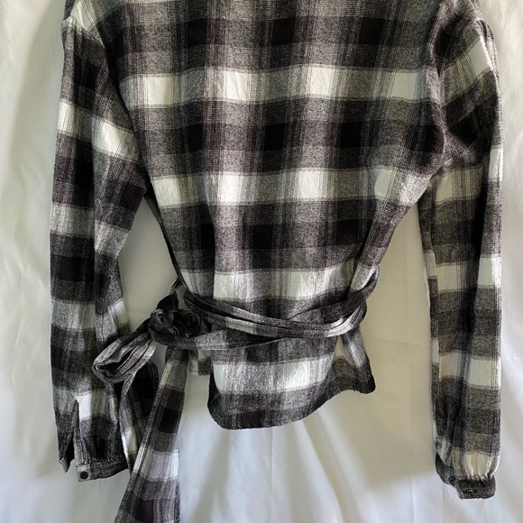 Ladies wrap top - Picture 3 of 4